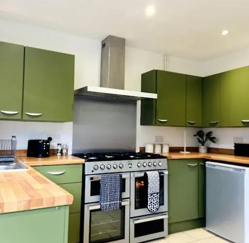 Entire 5 Bedroom House, Fast Wi-Fi, Free Parking