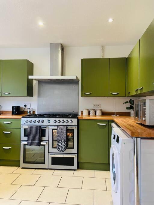 Entire 5 Bedroom House, Fast Wi-fi, Free Parking * Cambridge
