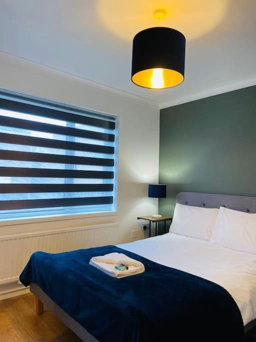 Entire 5 Bedroom House, Fast Wi-fi, Free Parking *