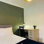 Entire 5 Bedroom House, Fast Wi-Fi, Free Parking