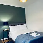 Entire 5 Bedroom House, Fast Wi-Fi, Free Parking