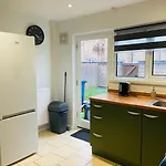 Entire 5 Bedroom House, Fast Wi-Fi, Free Parking