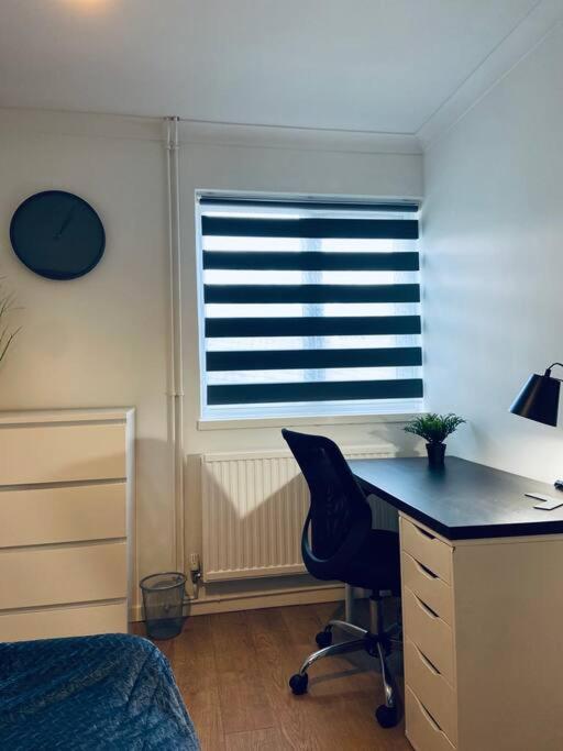 Entire 5 Bedroom House, Fast Wi-fi, Free Parking Holiday home *