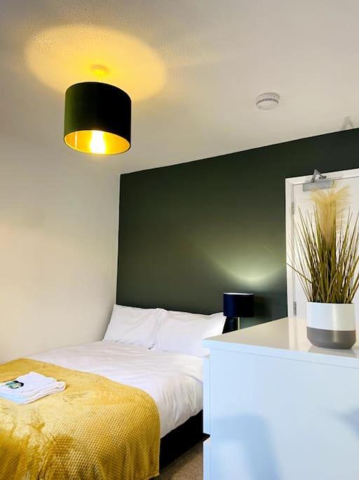 Entire 5 Bedroom House, Fast Wi-fi, Free Parking