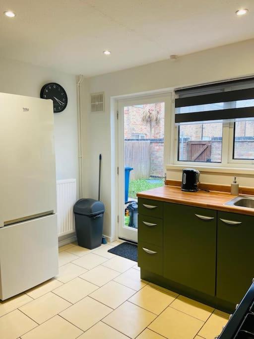 Holiday home Entire 5 Bedroom House, Fast Wi-fi, Free Parking