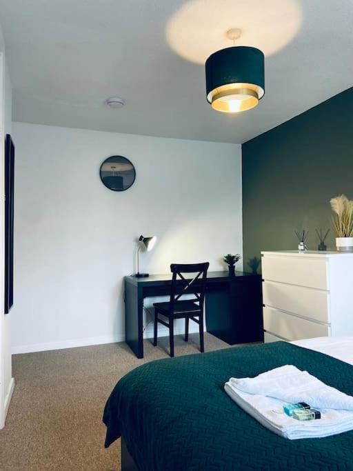 Entire 5 Bedroom House, Fast Wi-fi, Free Parking Holiday home