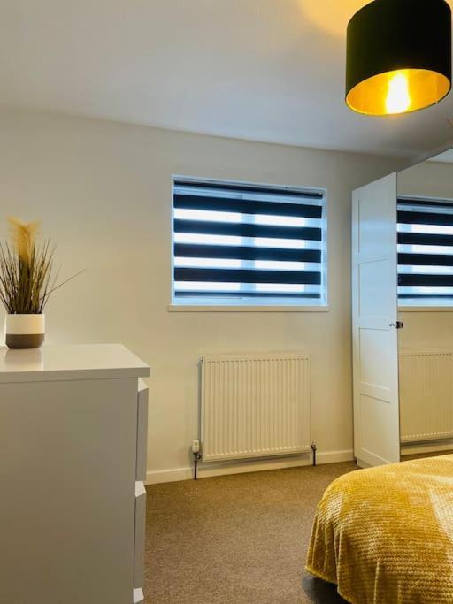 Holiday home Entire 5 Bedroom House, Fast Wi-fi, Free Parking *